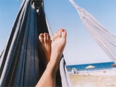 夏の季節、毎年恋に落ちるんです。フットネイルはやっぱり“赤”でしょ♡