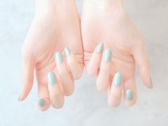 魅せ方までこだわってる？インスタ映え間違いなしの青空にかざしたいネイルデザイン