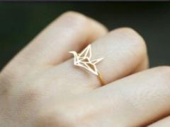 NEWトレンド〝折り紙ネイル〟は、クリアベースで爪先が映えるってウワサ♡