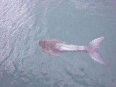 それは、人魚姫の落し物。煌めきを閉じ込めた“ネイルグリッター”人気色TOP5