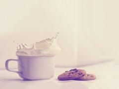 牛乳のように濃厚で、少し甘い。女の子のためのミルキーホワイトネイル