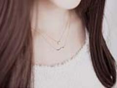 そのきらめきをトッピングして♡アクセサリーネイルで、上品さ溢れる指先に！