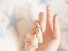 キラキラ、ふわふわ。掴めそうで掴めないシャボン玉を指先に♡