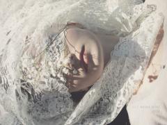 何を閉じ込める？《クリアネイル》で指先にも透明感を。