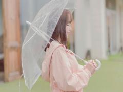 憂鬱な雨の日だからこそ。傘を持つ指先をキュンと可愛くする梅雨ネイル