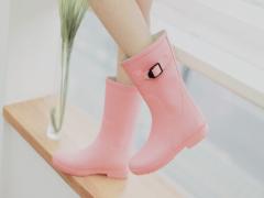 リアルな可愛さに触れたくなるの♡指先に降る、水滴ネイルを楽しんで