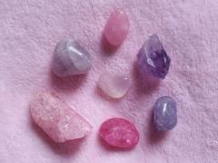 宝石箱、ひっくり返しちゃいました♡ 大粒ストーンを "大人っぽく" 指先に乗せて