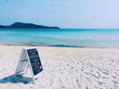 今すぐに駆け出したくなる。夏のビーチで輝く‘砂浜ネイル’デザイン