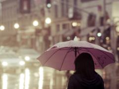雨の日の化粧崩れも心配ナシ♡梅雨のベトベト肌をサラサラ肌に変える裏技メイク術
