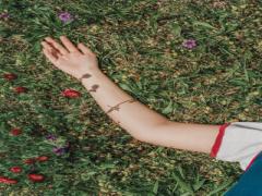 まぶしい太陽に反射させて。夏は「ホログラムネイル」でみんなの視線をうばっちゃう