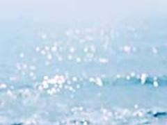 指先からひんやりと。氷を連想させるブルーネイルで涼しさを作って