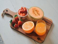 メイクだけに留めない。2016夏はネイルも‘メロンカラー’に染めて♡