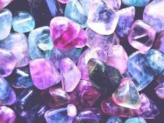 指先がアクセサリーに変身？ゴロっと感がリッチな大きめストーンネイル