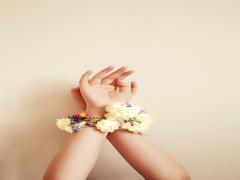 目指すは花束が似合う指先。チューリップネイルで好印象を逃さない私に