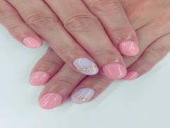 すこし落ち着きある大人な女性になれたかも。ペールトーンネイルで仕上げる華奢な指先