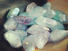 涼しげマットな質感が魅力♡いつものネイル+100円〜で可能な”すりガラスネイル”が気にな