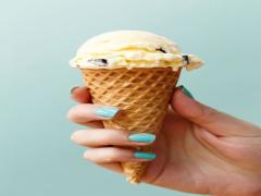 ひと夏の思い出をネイルと共に♡大切な彼と過ごすデートにぴったりの海ネイル。