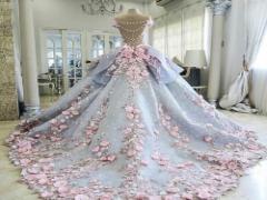 女の子の夢を叶える場所はここにありました。ドレスが着れるお城って一体どこ？