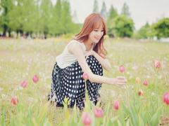 まるでお花畑にいるかのよう♡"たらしこみネイル"で、男ウケ抜群の控えめガールに