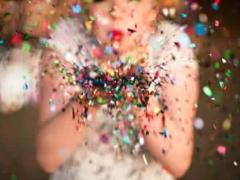 宝石箱を開けたみたい。〝フィルムネイル〟で煌めきをぎゅっと指先に閉じ込めるの♡