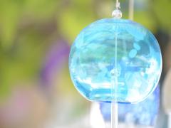 “リン…”と響く夏の音。クリアな「風鈴ネイル」デザインで涼し気な手元を手に入れて♡