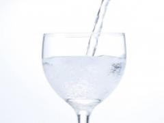 ダイエットに使える？炭酸水が体に与える影響を内科医に聞いてみた