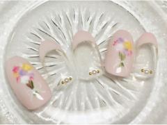 「いつもありがとう。」そんな言葉が思わず聞こえてくるような"花束ネイル"