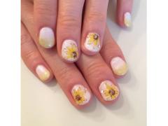 あくまでも"大人っぽさ"は捨てたくない。上品ひまわりネイルで季節を感じる指先に。