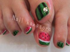 ハンドネイルじゃちょっぴり派手すぎるから。夏の風物詩！スイカのフットネイルデザイン