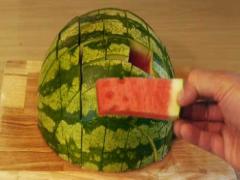 動画解説付き！この夏いつものスイカを10倍おいしく食べるカット方法4選