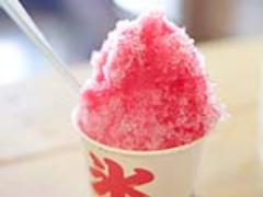 鮮やかなコバルトブルーで涼を感じて。優しい甘さの虜になる蜂楽饅頭のかき氷
