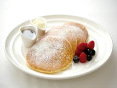 【大阪店限定】サラべスから旬の『スィートポテトパンケーキ 焼きリンゴ添え』発売