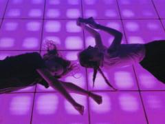 ネオンの眩さに魅せられて。夏のインスタにUPしたいネイルデザイン１8選