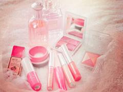 お化粧するのはお顔だけ？トレンドメイクから作るネイルデザインで指先まで美しく