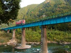 ここは海外リゾート？鮮やかな色が目を惹く清流「付知峡」は秘密の穴場スポット