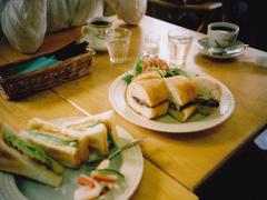 どうしてやめてくれないの〜！彼氏が食事中に携帯いじっちゃう問題を‘お店選び’で対処