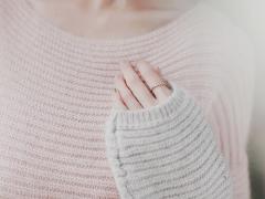 落ち着きがちな秋ネイルには、パールをトッピングして上品に華やかに♡