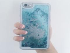 自然界には無い輝きに惚れる。人工的なキラメキを楽しむ3つのネイルデザイン