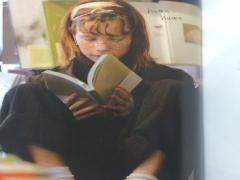 本とジャケットとコーヒーと。メンズライクコーデで過ごす究極のカフェ時間とは