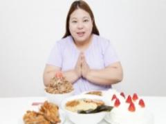 よく食うね～！ 男性が思う「おデブ女子が好きそうな食べ物」4つ