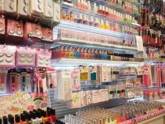 100均のネイルシールを使い華やかな爪を演出して自慢の手に♡