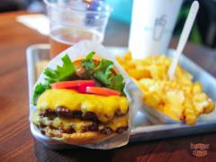 中毒になる激旨ハンバーガー「SHAKE SHACK」の日本三号店！東京国際フォーラムにオープン