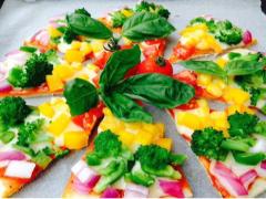 パーティの新定番。鮮やかすぎる”レインボーピザ”に盛り上がること間違いなし