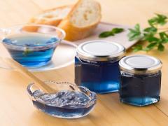 キラキラに惚れ惚れ。透き通った青が美しい青森のりんごジャムが気になる♡