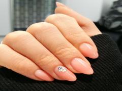 袖口からちょこっと顔出す指先でキュンをGET♡萌え袖にピッタリなネイルデザイン集