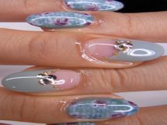 指先にも秋冬流行りのデザインを。アンティーク感漂う"ゴブラン柄"ネイル