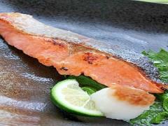 テレビでやっていたあの新技♡旬の秋鮭は“カルピス”に漬けるだけでふっくらほくほくに