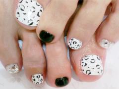 足元から秋を始めましょう。ファーサンダルと合わせたい3つのフットネイル