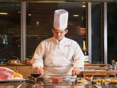 目の前の鉄板で焼かれたステーキに舌鼓！出来立て熱々を召しあがれ♪