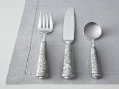 それはまるで、アンティークの銀食器のような。波打つ凸凹ミラーネイル見本帳